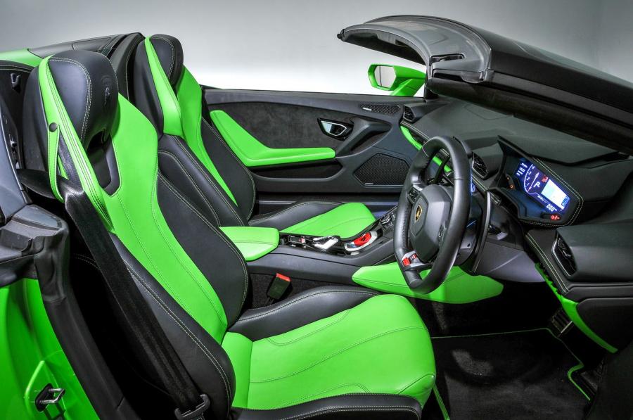 Интерьер Lamborghini Huracan LP610-4 Spyder 2016 года  (UK) (фото 4 из 10)